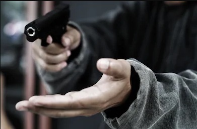 Обікрали посеред ночі: на Самбірщині затримали двох злодіїв