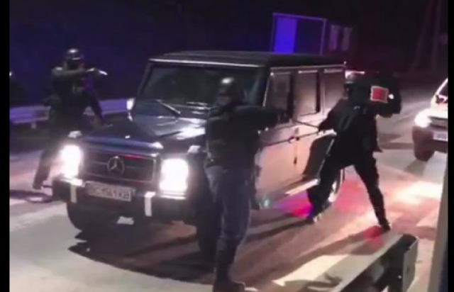 На межі Львівщини затримали автомобілі з арсеналом зброї (Відео)