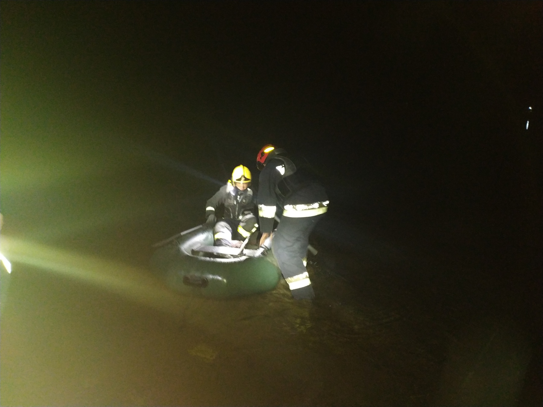 “Дитина галасувала, люди збіглись і врятували”: на Золочівщині з човна перекинулись люди