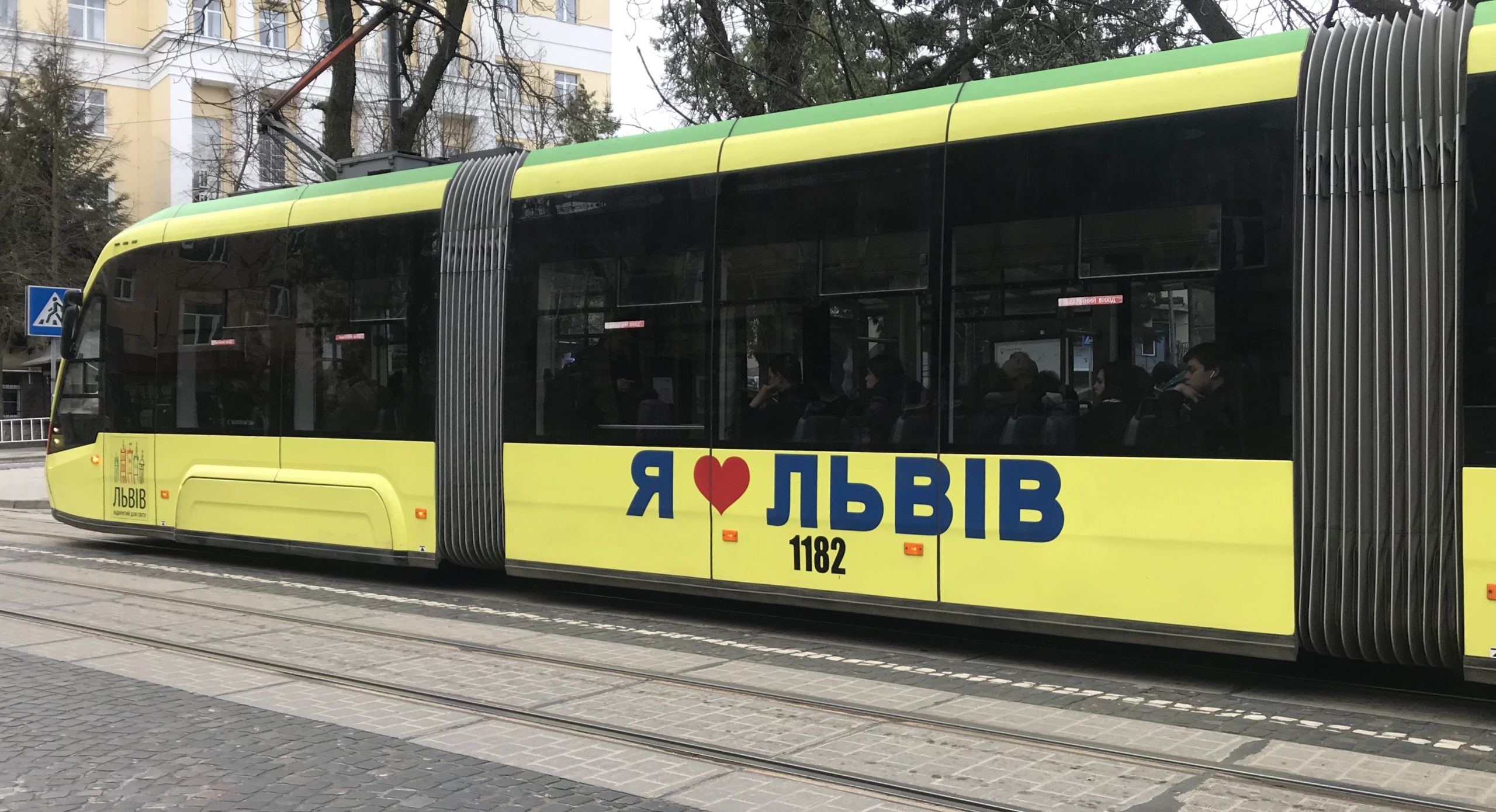 У водійки львівського трамваю експрес-тестом виявили коронавірус