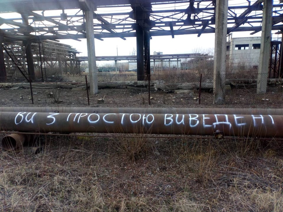 «Над людьми просто знущаються»:  машиніст Добротвірської ТЕС виліз на 120-метрову димову трубу