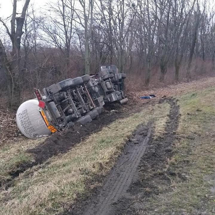 «Ще живий був, сам вийшов з машини, а потім впав»: на Бродівщині після ДТП помер водій вантажівки