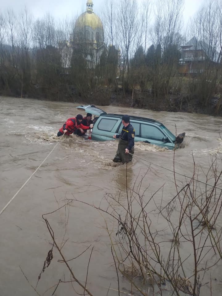 Хотів переплисти річку на машині: на Сколівщині рятували водія-екстремала (ВІДЕО)