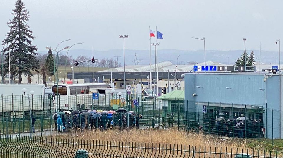 Україна закриє всі автомобільні і пішохідні переходи на кордонах з ЄС