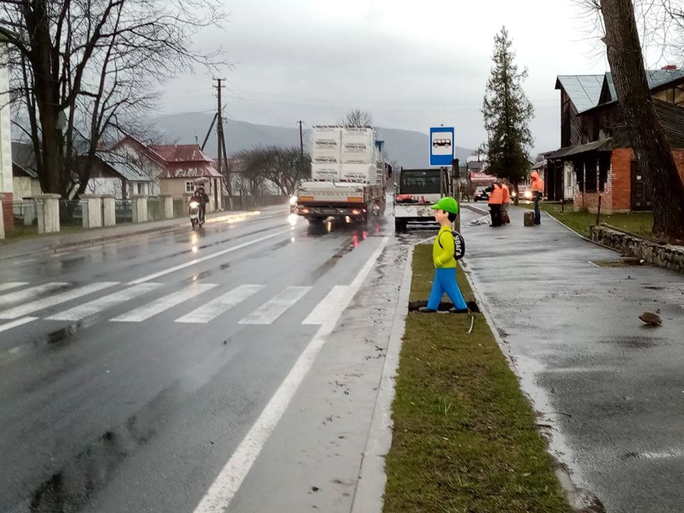 У Пустомитах та на Сколівщині з’явилися яскраві манекени школярів
