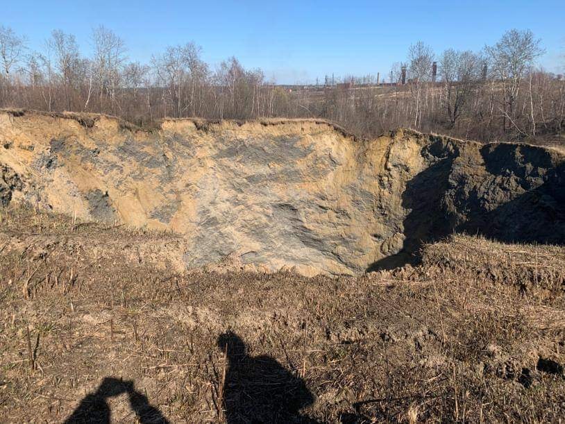 «Дорогу перекрили, територію обгородили»: біля Стебника утворилося нове провалля (ВІДЕО)
