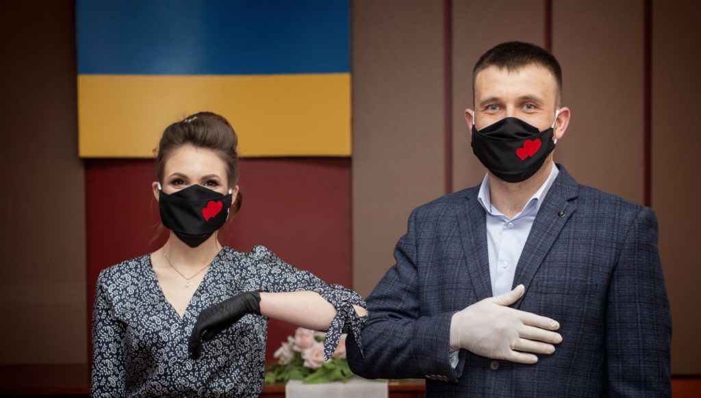 На церемонії не більше ніж 10 людей: через коронавірус наречені переносять весілля