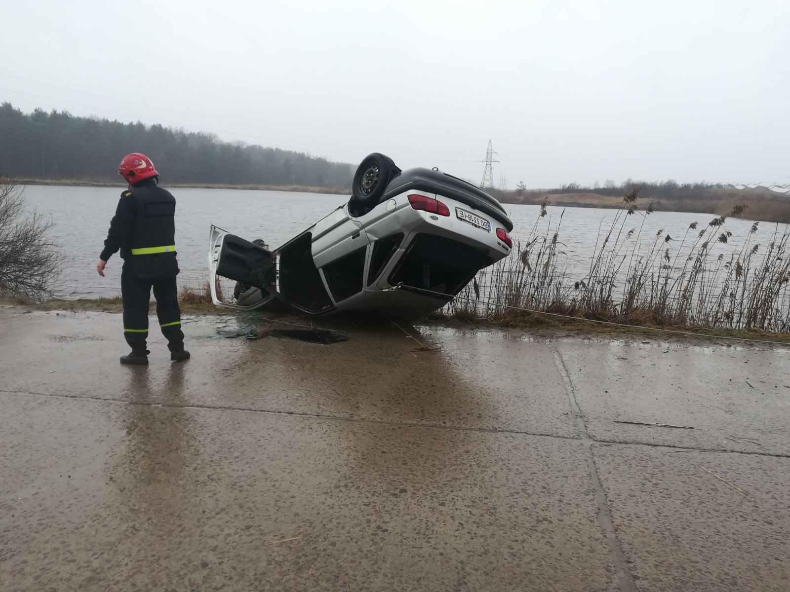 «Прокинувся від холодної води»: на Яворівщині водій вибрався із затонулого автомобіля