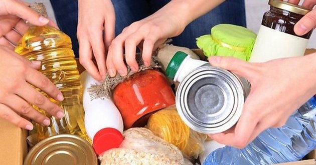 У Старому Самборі облаштували пункт збору продуктів для потребуючих людей