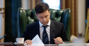 Стримання цін, доплата медикам та допомога безробітним: Зеленський підписав антикризовий закон