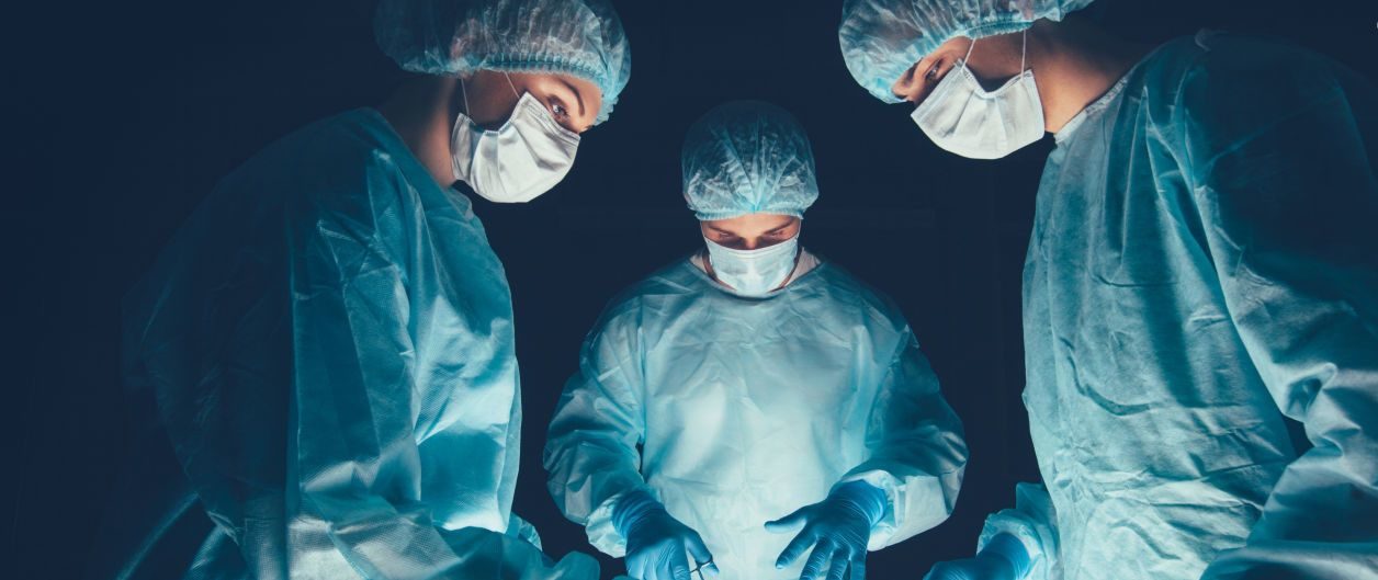 Юнаку з Сокальщини лікарі пришили відірвану бензопилою ногу