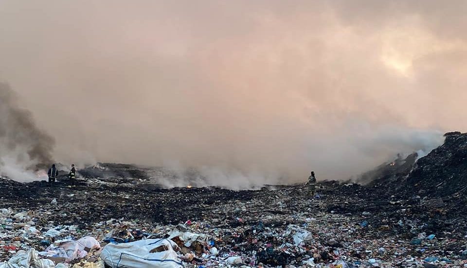 На Яворівщині вже добу гасять пожежу на сміттєзвалищі