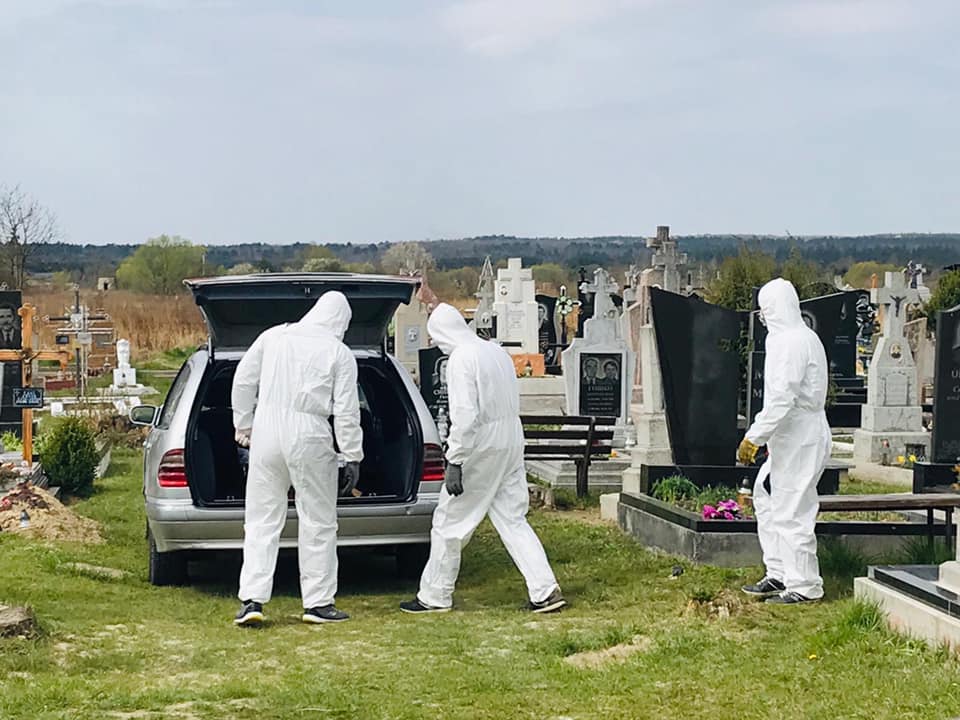 Попрощатися зміг лише зять: на Яворівщині поховали померлого від COVID-19