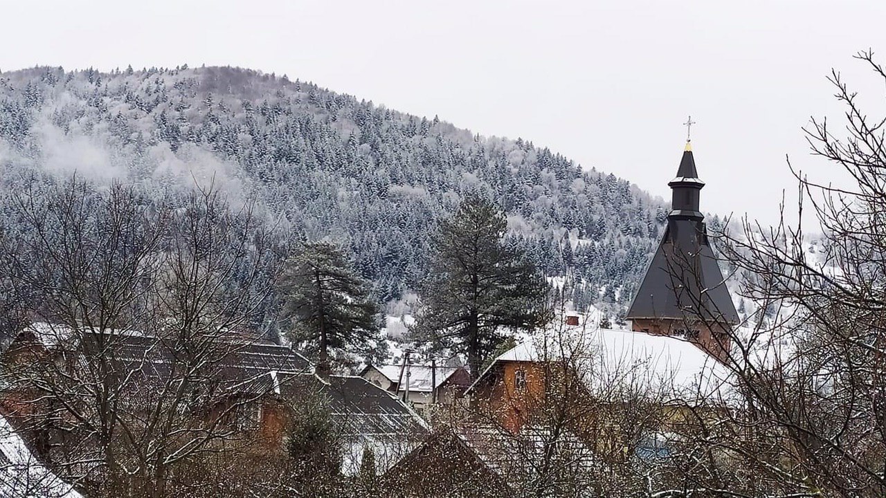 Частину Львівщини перед Великоднем накрило снігом