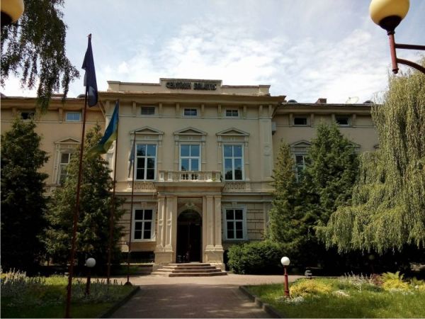 «Зруйнувати і продати»: через реформи в медичних закладах «Укрзалізниці» виник скандал