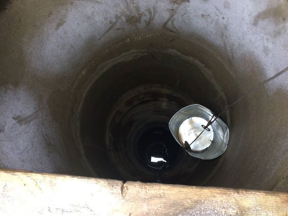 «Заплуталась в ланцюгах»: на Дрогобиччині у колодязі втопилася жінка