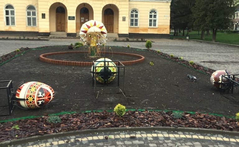 Вирвані туї, повалені писанки: у Самборі вандали знищили центральну клумбу