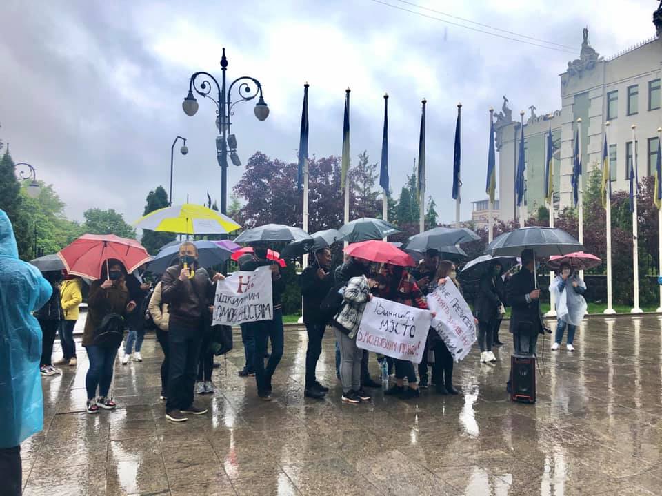 Мешканці Брюховичів і Винників пікетують офіс Зеленського через створення Львівської ОТГ