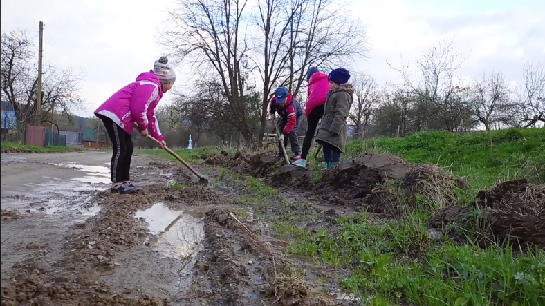 На Старосамбірщині діти посадили картоплю на дорозі (ВІДЕО)