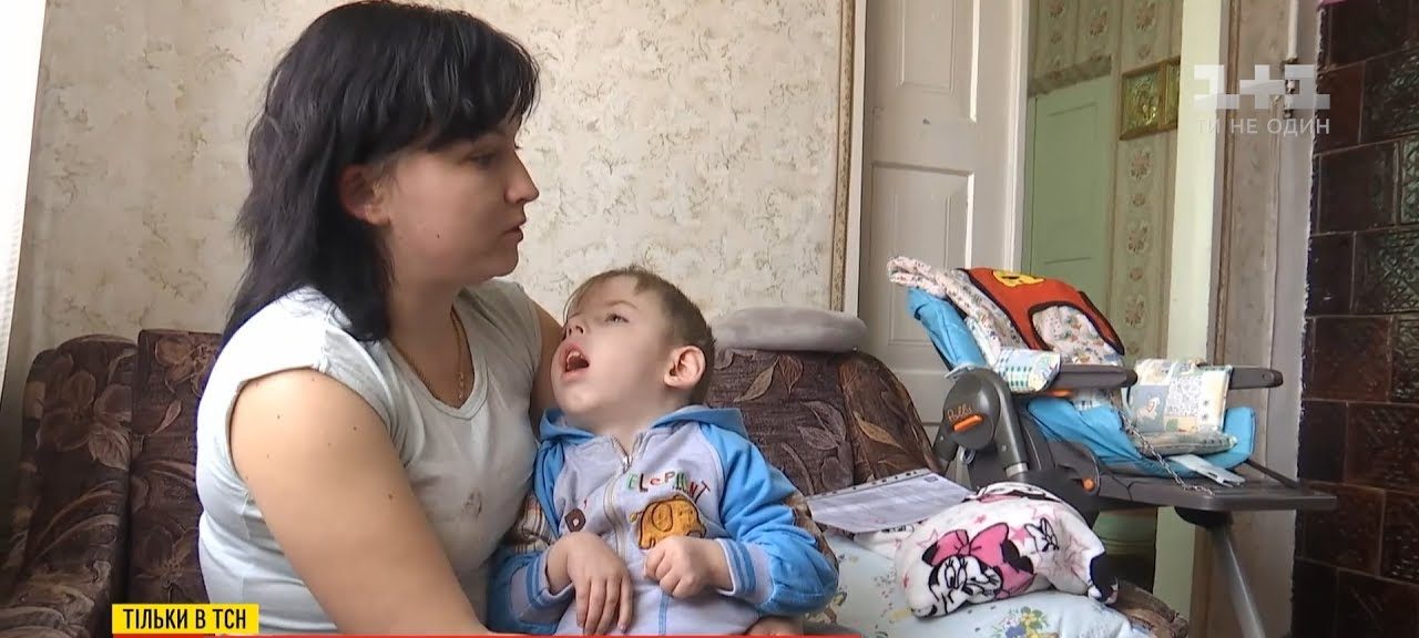 Не можуть вилетіти із Китаю: 5-річному Ромчикові потрібна допомога