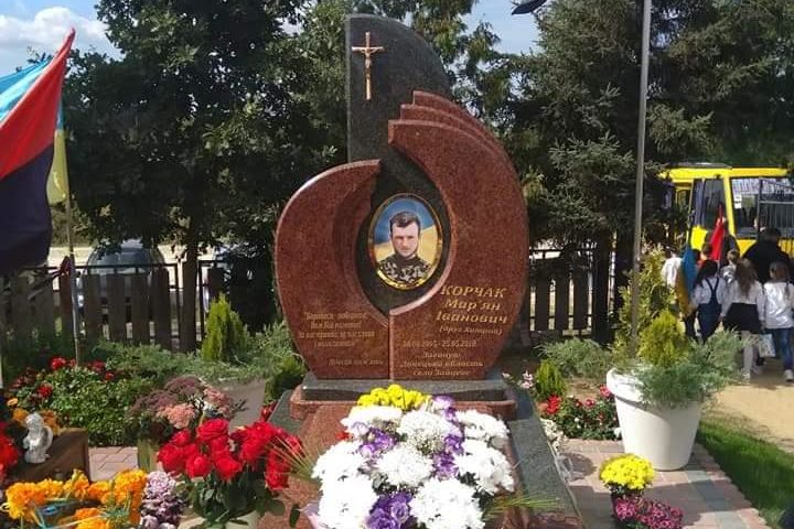 «На поліцію не розраховуємо»: на Яворівщині шукають нелюдів, які поглумилися над могилою Героя АТО