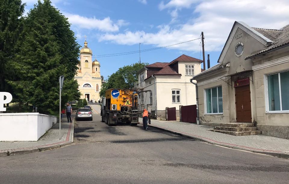 У Старому Самборі залатають усі ями на дорогах