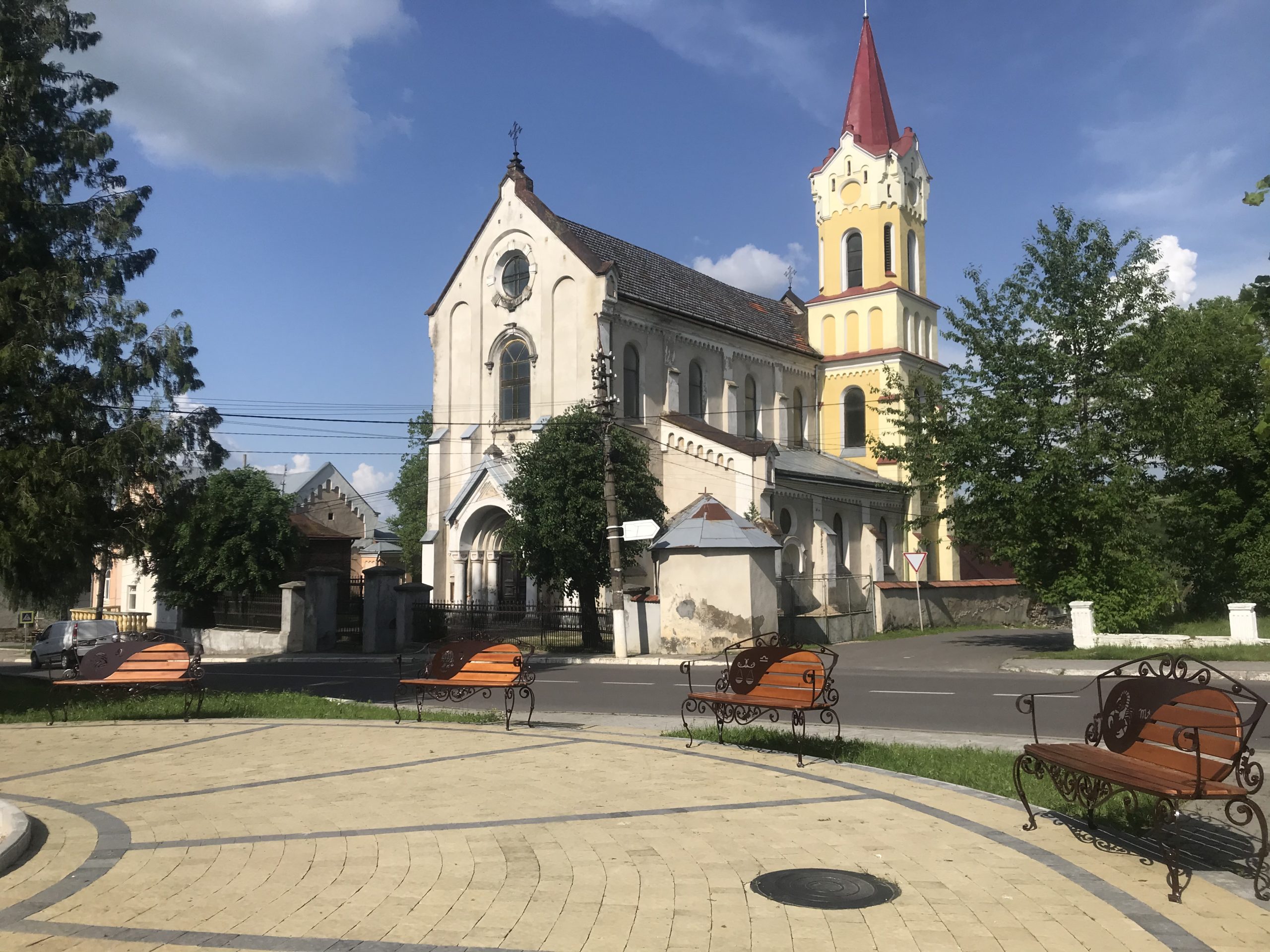 У Старому Самборі встановили лавочки, декоровані знаками зодіаку