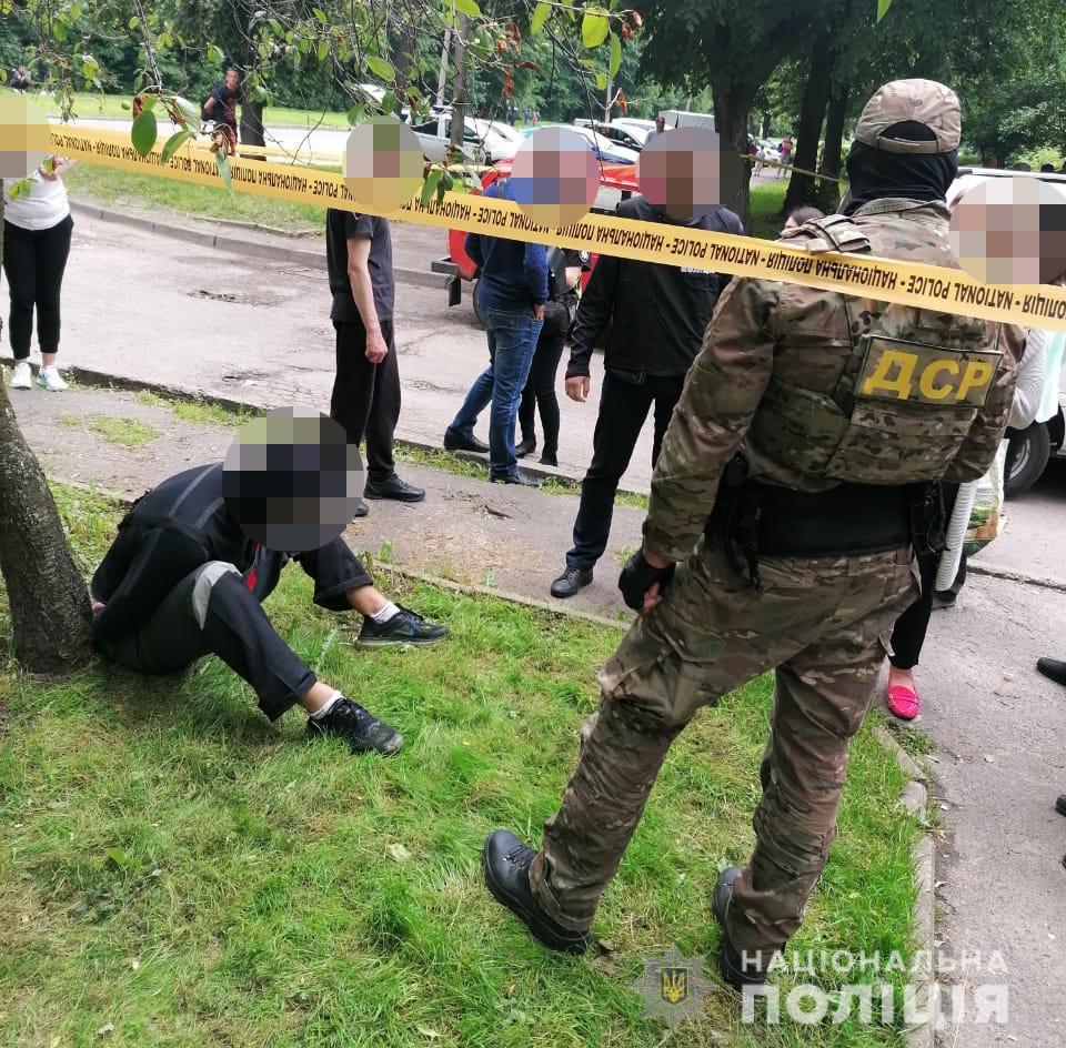 Арешт із пострілами: у Львові серед білого дня грабіжники напали на валютника