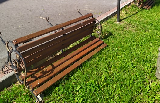 Перевернули лавки, понищили опори для саджанців: у Старому Самборі шукають хуліганів