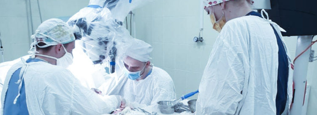 Львівські хірурги пришили чоловікові пальці, які відірвало циркуляркою