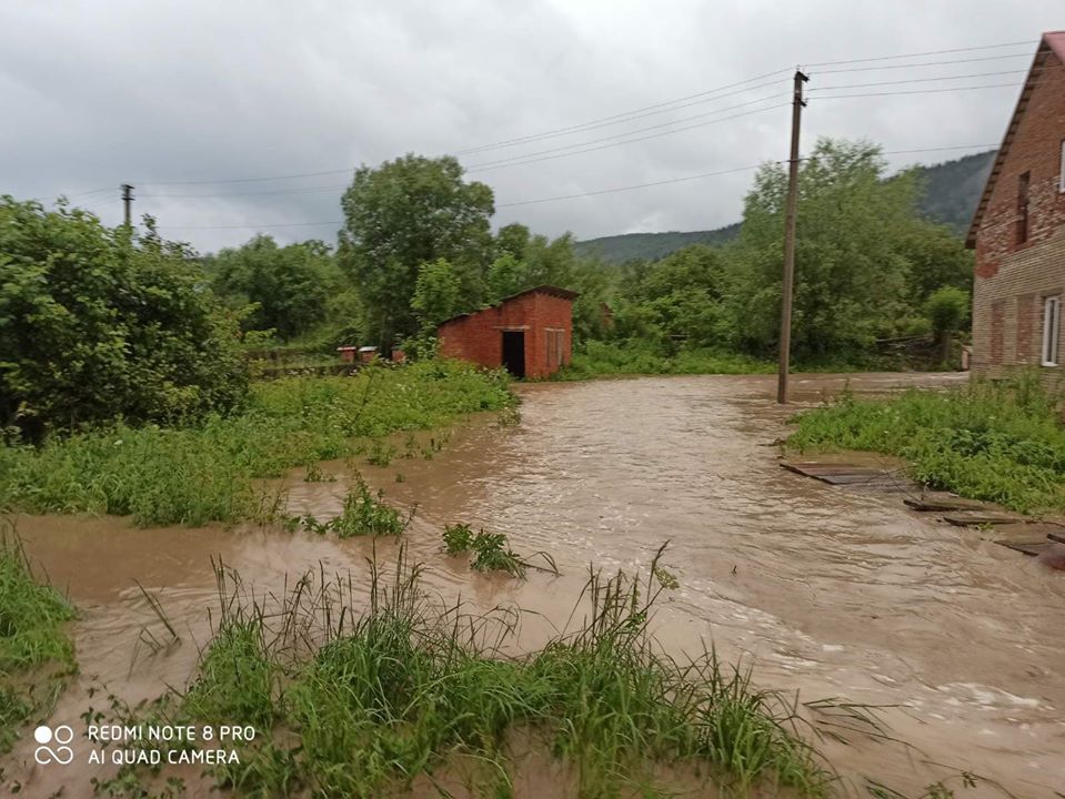«Ніч, а люди стоять біля будинків і моляться»: Старосамбірщина далі потерпає від паводків (Відео)