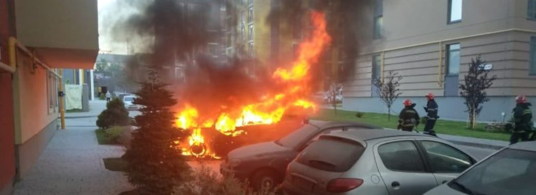 “Дим сягав 8-го поверху”: У Львові горіли два автомобілі