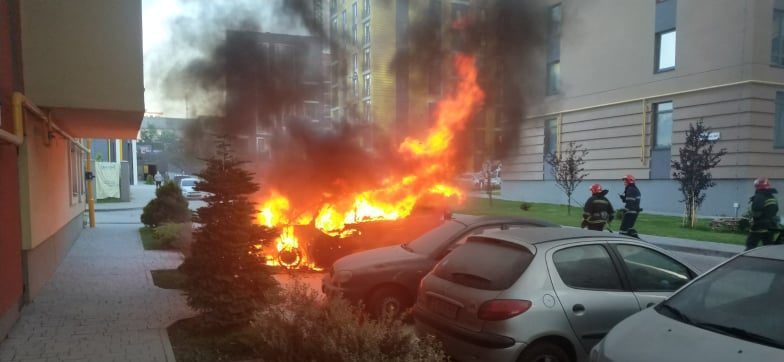 “Дим сягав 8-го поверху”: У Львові горіли два автомобілі