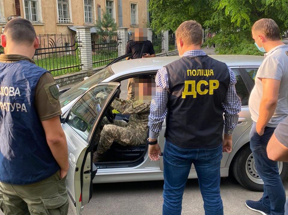 Вимагав 1200 доларів: на хабарі затримали викладача Академії сухопутних військ