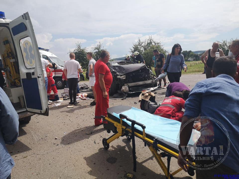 На Бродівщині в аварії Lexus розірвало навпіл: двоє дітей та один дорослий у важкому стані (Відео)