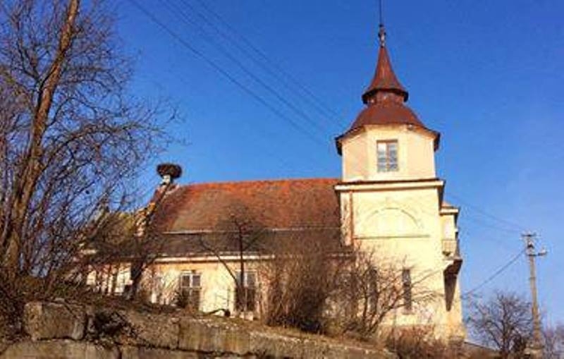 Митці передали на аукціон картини, щоб відновити пам’ятку архітектури на Перемишлянщині