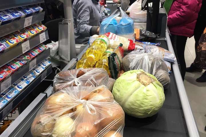 Фахівці розповіли, що восени буде з гривнею та як це вплине на вартість продуктів