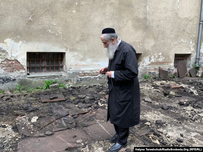 У дворику «Тюрми на Лонцького» знайшли майже 100 єврейських надгробків: там можуть бути людські рештки