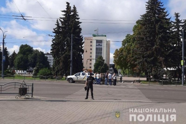 На Волині озброєний чоловік погрожує підірвати автобус з заручниками (ОНОВЛЕНО)