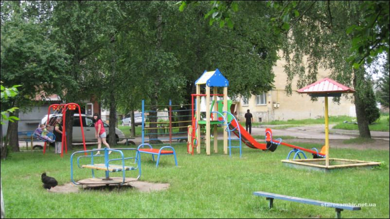 У Старому Самборі облаштували нові дитячі майданчики