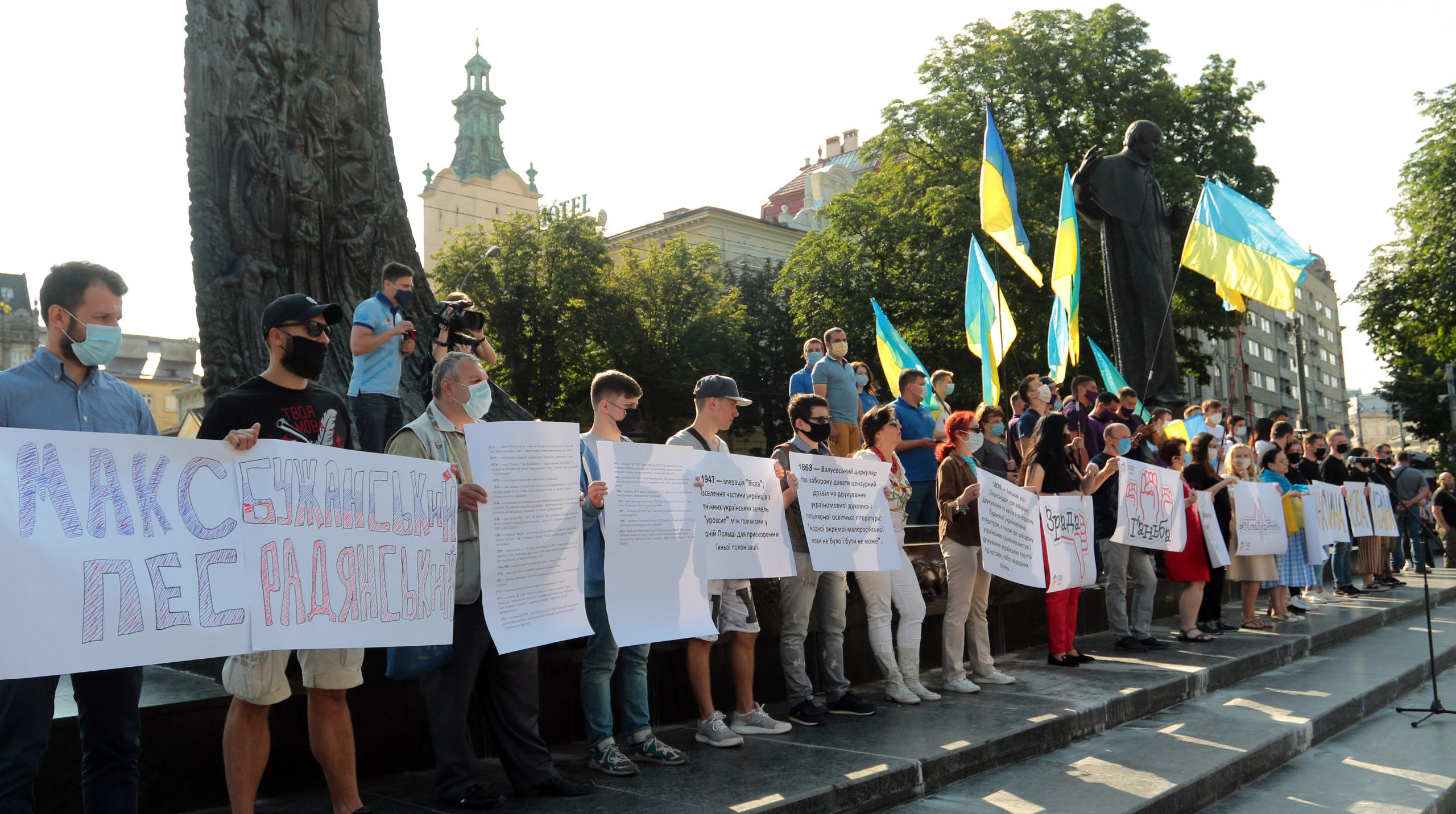 «Повинні боротися і не відступити ні на крок»: у Львові пройшла акція проти мовного законопроєкту Бужанського