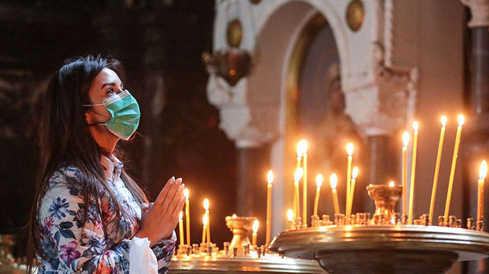 Причастя одноразовою ложечкою, Літургія – на вулиці: санітарний лікар придумав,  як зупинити пандемію на Львівщині
