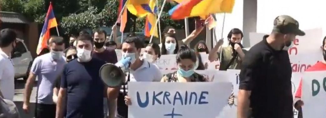 Посольство України в Єревані облили борщем