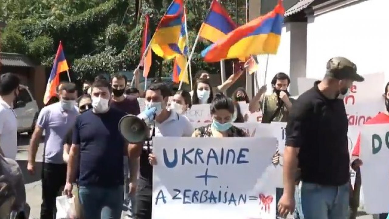 Посольство України в Єревані облили борщем