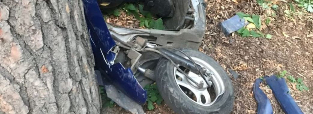 У Брюховичах загинув 18-річний водій скутера, 17-річна пасажирка в лікарні