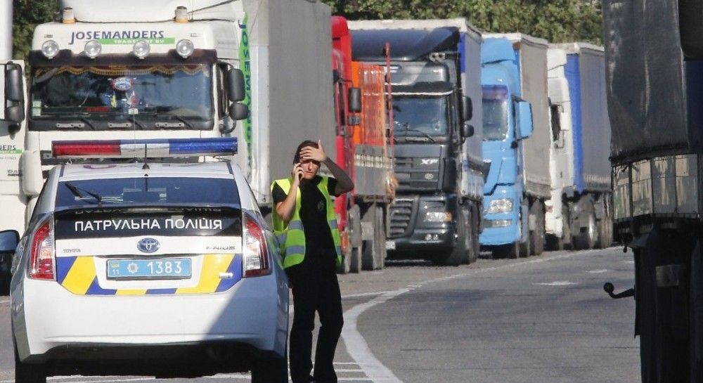 Щоб зберегти дороги, Зеленський “оголосив війну” перевантаженим фурам
