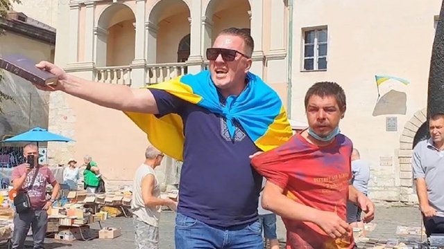 Німця, який називав себе «Ісусом Христом» та роздавав гроші львів’янам, депортували  з України