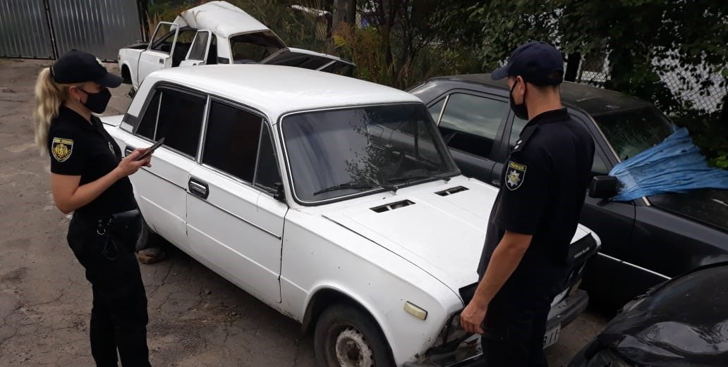 На Перемишлянщині чоловік викрав автомобіль та заховав його під покривалами