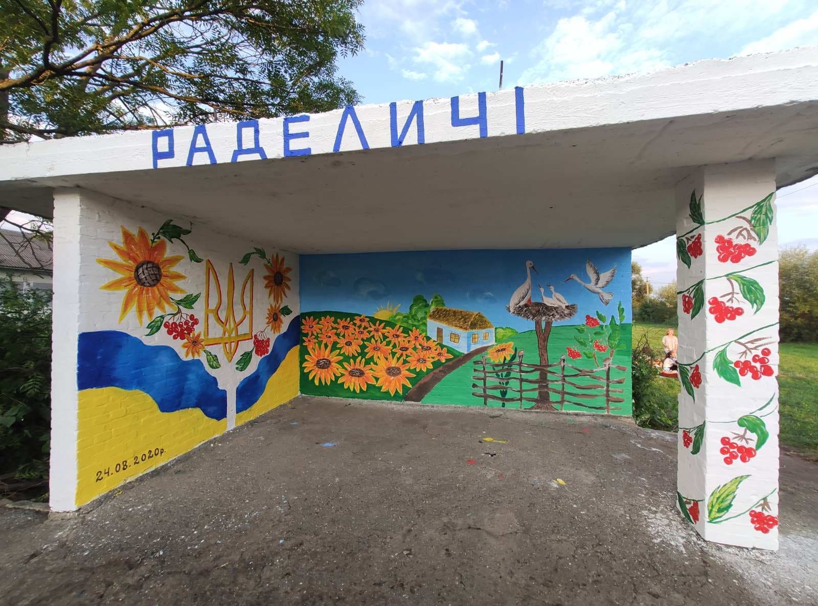 На Миколаївщині до Дня Незалежності місцеві розмалювали автобусну зупинку