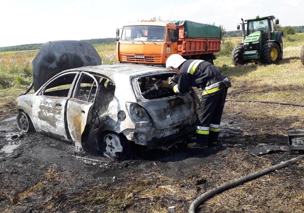 Спалахнув за секунду: на Жовківщині посеред поля загорівся автомобіль